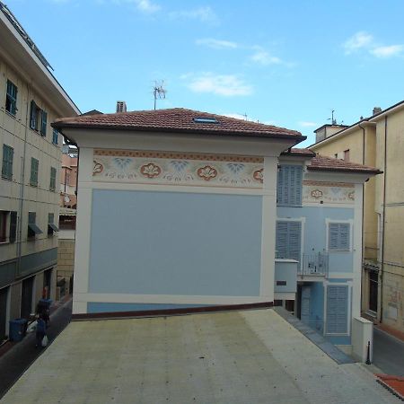 Appartamento Stella Marina In Pieno Centro Di Pietra Ligure Sulla Passeggiata E A Un Passo Dal Mare Extérieur photo